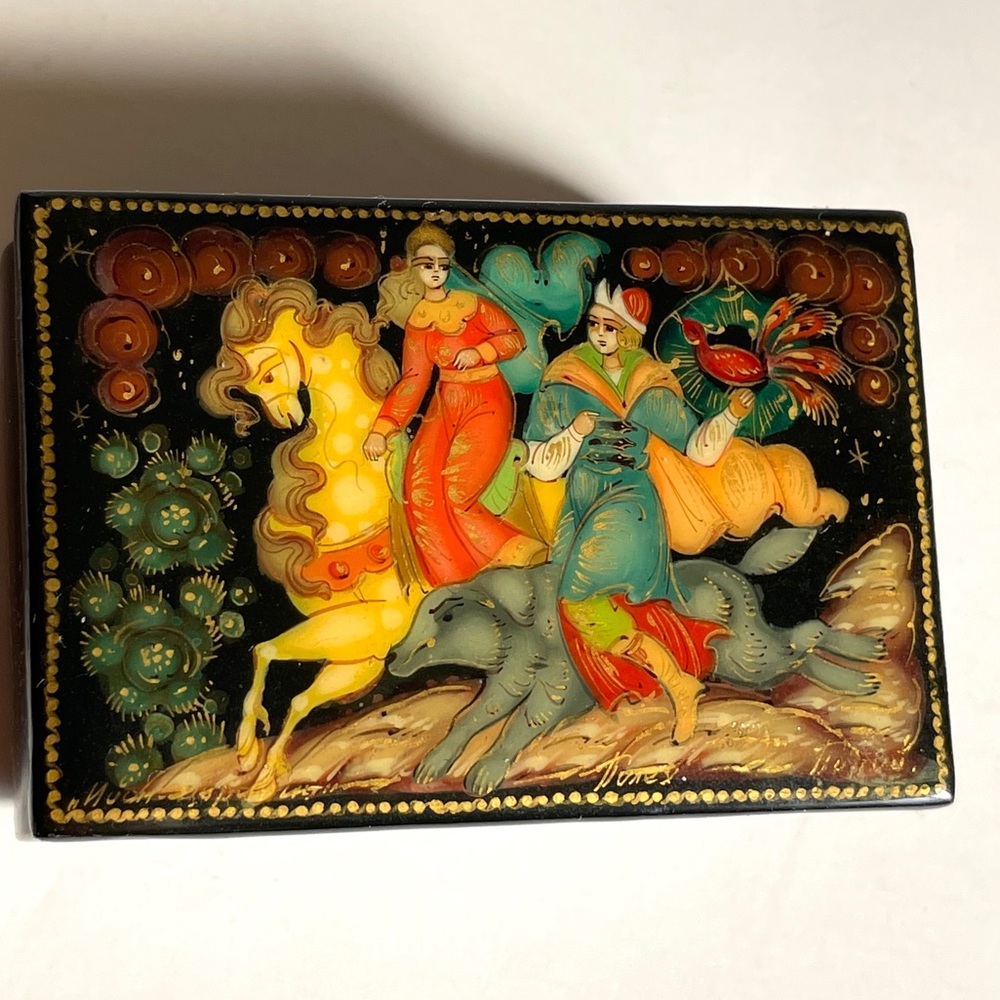 VINTAGE FINELY PAINTED RUSSIAN LACQUER BOX TRINKET SMALL COLLECTIBLE